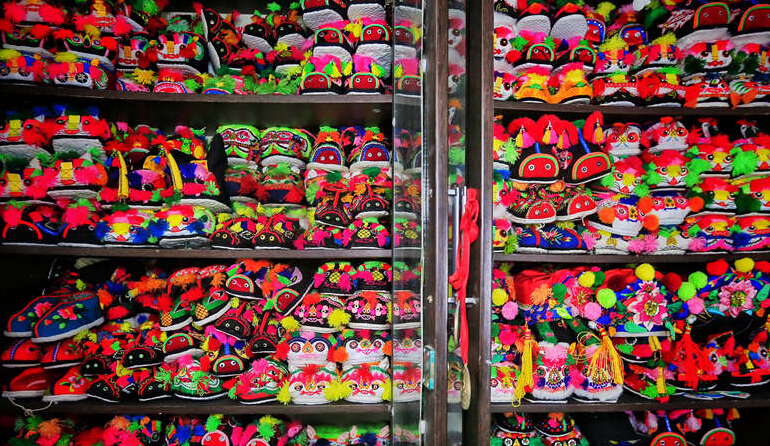 開封民間收藏家17年搜集上萬虎頭鞋 價(jià)值超百萬