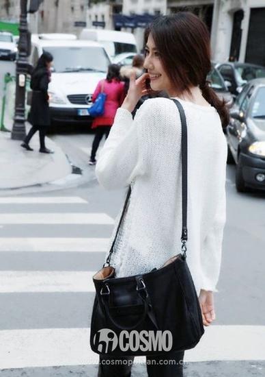 直發(fā)扎成低馬尾