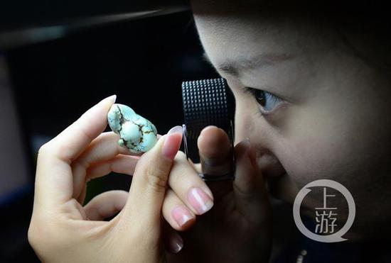 工作人員正在對市民帶來的“寶貝”進(jìn)行鑒定