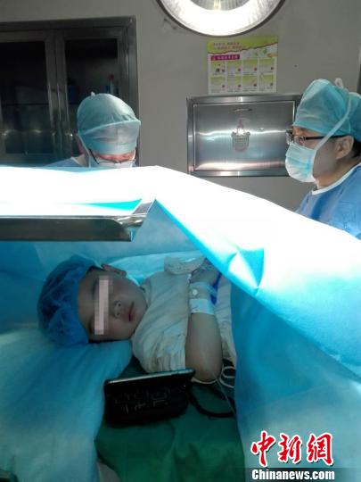 孩子邊看動畫邊手術照片走紅福州醫(yī)生哄娃有高招