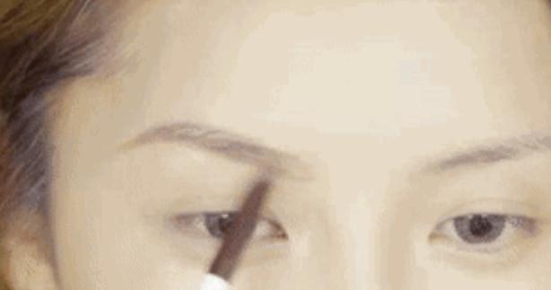 聽(tīng)說(shuō)一字眉被掰彎啦？手把手教你女星最in的同款眉型！