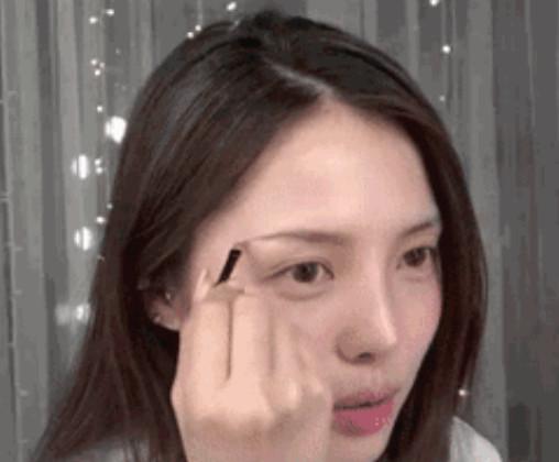 聽(tīng)說(shuō)一字眉被掰彎啦？手把手教你女星最in的同款眉型！