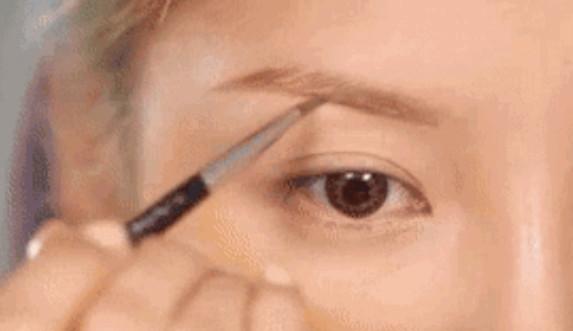 聽(tīng)說(shuō)一字眉被掰彎啦？手把手教你女星最in的同款眉型！