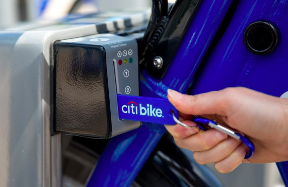 這兩位中國人將中國共享單車模式“騎進”美國