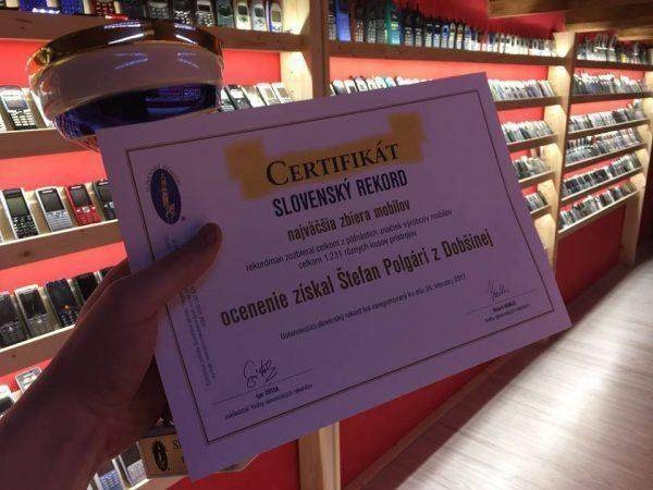 90后小伙收藏3500臺手機 場面震撼不敢看 