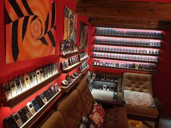 90后小伙收藏3500臺手機 場面震撼不敢看 