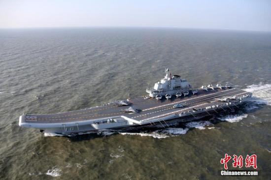 圖為各型艦載機(jī)在遼寧艦甲板列陣。 莫小亮 攝