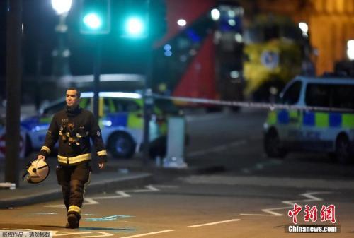 資料圖：襲擊事件發(fā)生后，警方在議會大廈周邊執(zhí)勤。