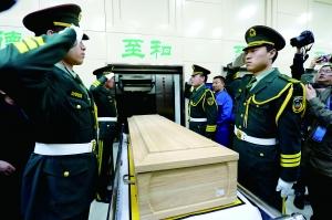 禮賓人員演示在遺體火化前向逝者敬禮的環(huán)節(jié)。