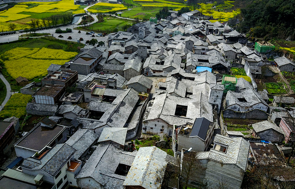 這是3月22日拍攝的貴州省安順市本寨古村。