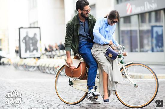 還能順帶秀個(gè)恩愛(ài)