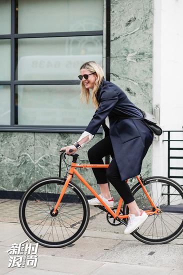 穿小白鞋騎單車