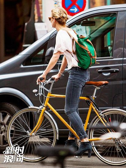 背雙肩背騎單車街拍