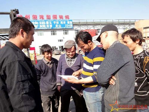 外來務(wù)工人員正在學(xué)習(xí)宣傳資料.jpg