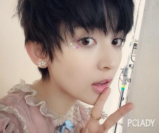 古力娜扎  必殺技：燈泡肌