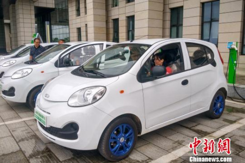  圖為市民體驗(yàn)共享汽車。趙琳露 攝