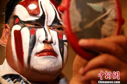 甘肅絲路小城民眾“吼”古老秦腔祈福