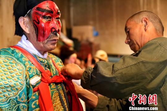 圖為演員在做演出前的準備。張淵 攝