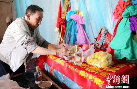 高臺縣素有農(nóng)歷五月十三唱秦腔祭天求雨的習俗，以祈求風調(diào)雨順，五谷豐登。張淵 攝