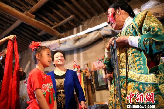 圖為秦腔演員與小學員交流。張淵 攝