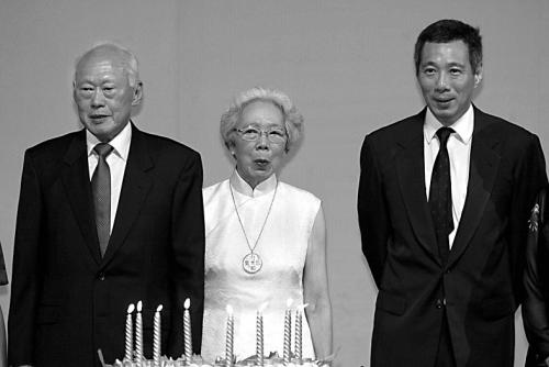 左圖是李光耀、夫人柯玉芝與李顯龍的合照.jpg