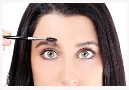 Step3:沒有修理的眉毛方向都是亂的，所以要用睫毛刷修理下眉毛的方向。
