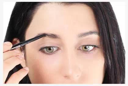 Step4:要選擇一支比自己眉毛顏色深一點的眉筆，最好是細短型筆觸的，眉毛淡的地方要仔細描。