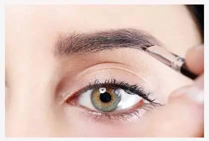 Step5:選擇眉粉的時候要選擇用顏色和眉筆相同的顏色，然后再仔細用眉粉再次勾勒。