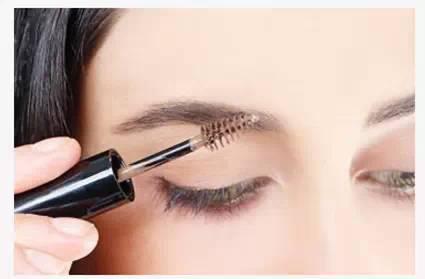 Step7:色彩感和層次感對于眉妝很重要，用睫毛刷蘸些顏色淺色的眉毛凝膠再輕輕刷眉毛，使顏色更加均勻。