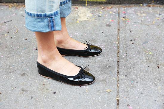 淺口的平底鞋露出腳面的部分，會(huì)在視覺上拉長你的腳面長度，顯腿長分分鐘辦到！