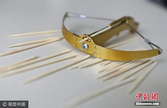 資料圖：威力巨大，能射入石膏板。圖為“牙簽弩”。王紅強 攝 圖片來源：視覺中國 文字來源： 成都商報