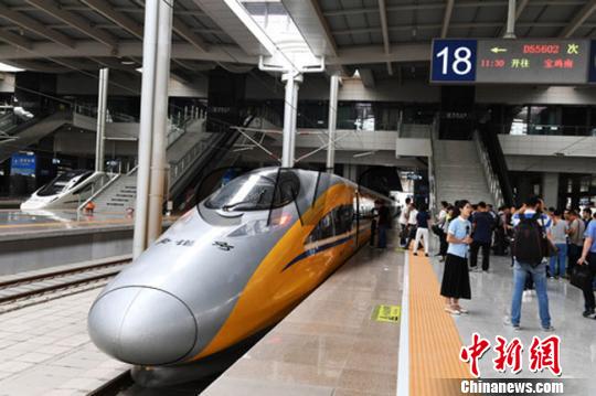 資料圖。6月2日，隨著一列動(dòng)車檢測(cè)車從寶雞南站駛出，一路向西開(kāi)往蘭州西站，標(biāo)志著中國(guó)首條貫通絲綢之路經(jīng)濟(jì)帶的高鐵——寶(寶雞)蘭(蘭州)高鐵進(jìn)入全線拉通試驗(yàn)階段，為寶蘭高鐵開(kāi)通運(yùn)營(yíng)奠定了基礎(chǔ)。楊艷敏 攝