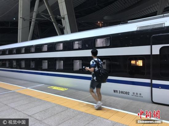 新型臥鋪動車組增加了車體高度，上鋪的空間更加寬裕，旅客在上鋪也能夠舒適地坐立。鋪位的墻面上配有靠背，并且可以按坐姿需求調整傾斜角度，空調為每個鋪位單獨送風，非常舒適。同時，每個鋪位單獨配備充電插座、照明燈等，為旅客在旅途中閱讀、辦公、休閑等提供便利。每個鋪位還配置了拉簾、扶手、褲掛、衣帽鉤，非常人性化。 張進剛 鄧旺強 攝 圖片來源：視覺中國