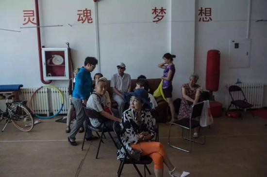 2017年7月10日，曾儀 （化名） 和十多名受騙老人.jpg