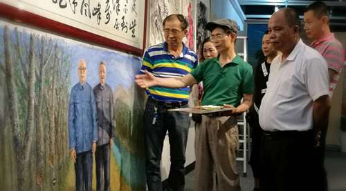 圖為《中國故事展》兩位總策展人蔡騰(香港著名畫家、圖中)與陳勇耀(著名攝影家、特林兵博物館館長)研究作品《葉劍英與習仲勛的橡膠夢》.jpg