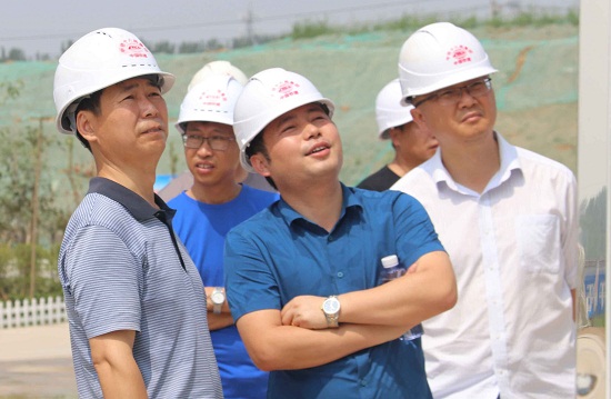 1、中國鐵建十八局集團工程管理部部長劉剛、鄭阜鐵路項目經(jīng)理周大勇、四公司項目書記許桃元在現(xiàn)場辦公（劉映紅 伍振 攝）.JPG