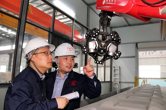 2、中國鐵建十八局集團鄭阜高鐵項目部黨工委書記劉映紅、四公司項目書記許桃元在無砟軌道外形尺寸3D智能檢測系統(tǒng)研究檢測技術(shù)（伍振 攝）.JPG