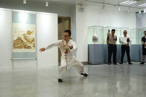 深圳市前海萬方內(nèi)家功夫研究院執(zhí)行院長施海方表演太極拳.jpg