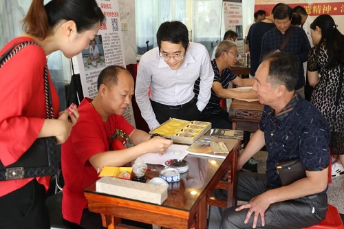 內(nèi)畫大師王一帆現(xiàn)場傳習.jpg