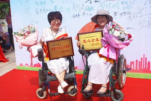 輪椅上女企業(yè)家燦爛的笑容.jpg