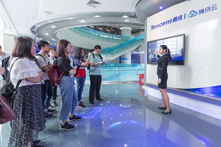 騰訊解說(shuō)員給記者團(tuán)講解.jpg