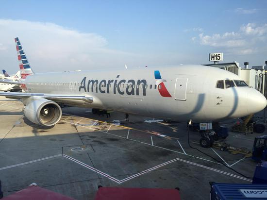 停在芝加哥奧黑爾機(jī)場(chǎng)的AA客機(jī)? 圖源：Youtube