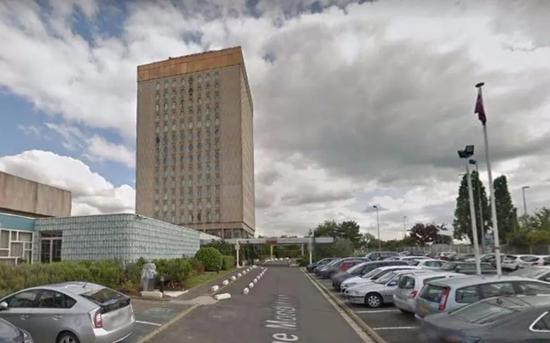 圖為發(fā)生劫案的酒店停車場。（源自《巴黎人報(bào)》）