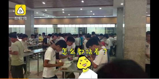 8月26日中午，河南睢縣高中食堂內(nèi)學(xué)生站著吃午飯。圖片/梨視頻截屏