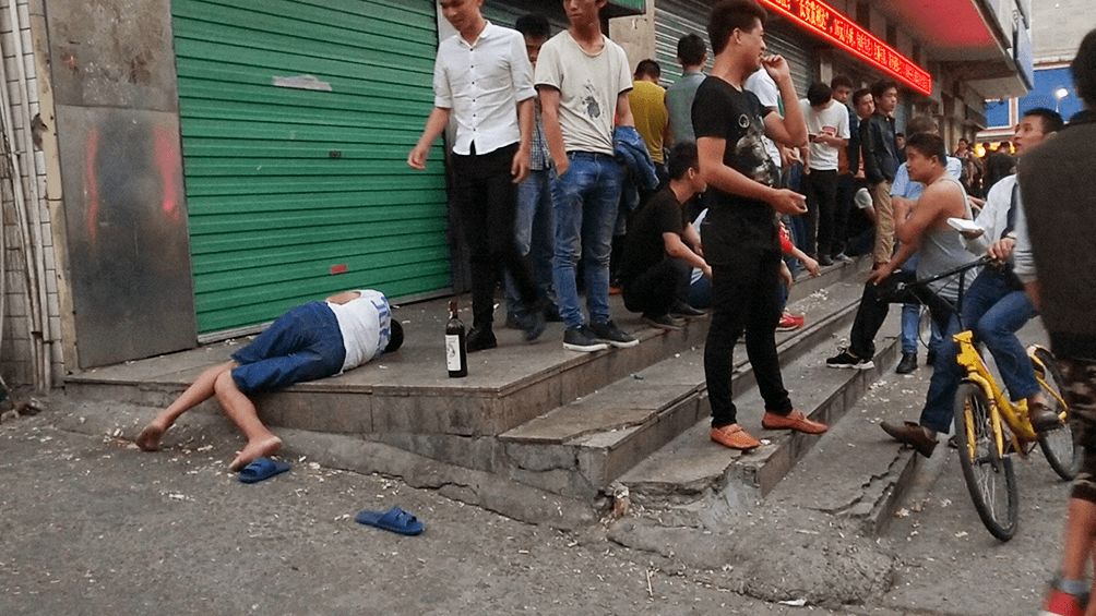 三和大神們應該算在八億網(wǎng)民之內(nèi)，但他們的生活，除了網(wǎng)絡一無所有。/《三和人才市場：中國日薪百元的年輕人們》劇照。