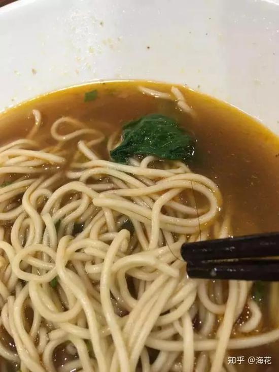 面里有根很長的頭發(fā)