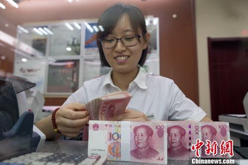 資料圖：山西太原一銀行工作人員正在清點(diǎn)貨幣。中新社記者 張?jiān)?攝