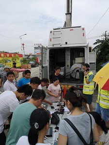 廣東移動設(shè)置便民服務(wù)點(diǎn)，利用應(yīng)急通信車外接電源，為群眾提供手機(jī)充電等服務(wù) - 副本.jpg