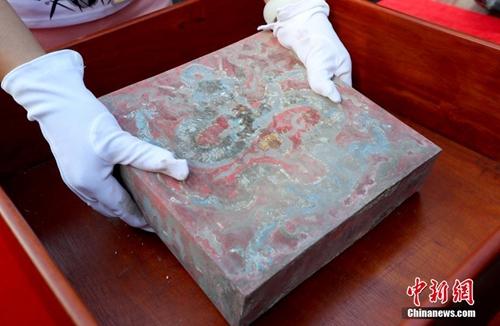 9月3日，故宮古建部副研究館員徐超英展示養(yǎng)心殿正脊內(nèi)的密封彩繪寶匣。中新社記者 張宇 攝