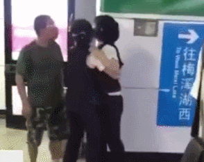 長沙地鐵一男子抽煙被阻止 一巴掌將地鐵女員工抽倒在地